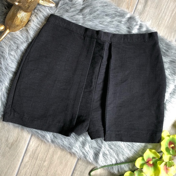 Topshop peekaboo Shorts in black. Size 4 - Picture 4 of 8
